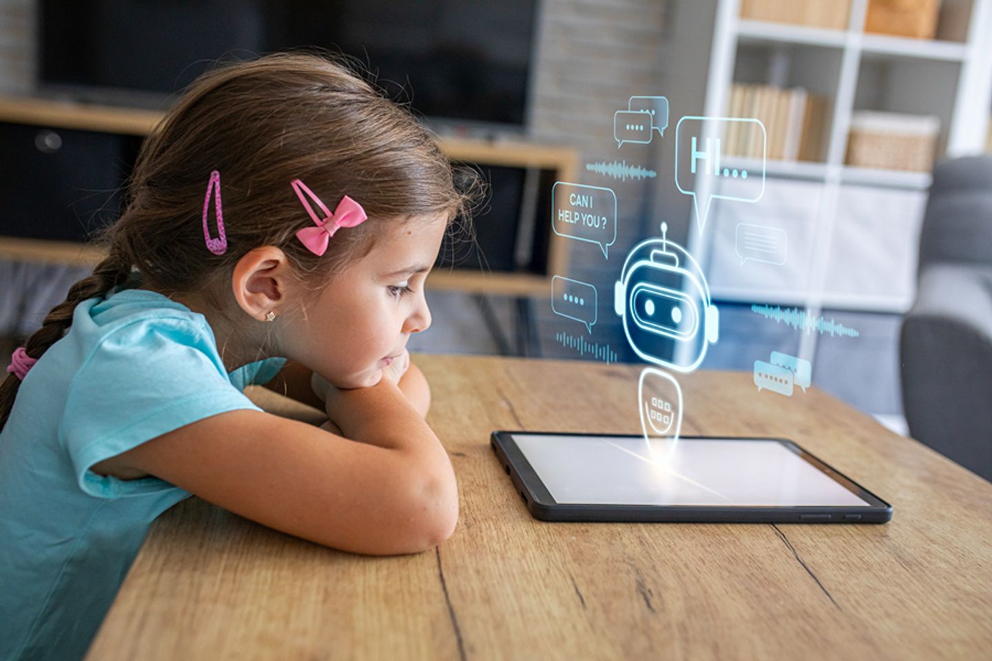 Mädchen mit Tablet mit virtuellem Assistenten-Hologramm